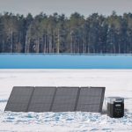 EcoFlow NextGen 220W Bifacial Solar Panel - панель на снігу поруч зі станцією