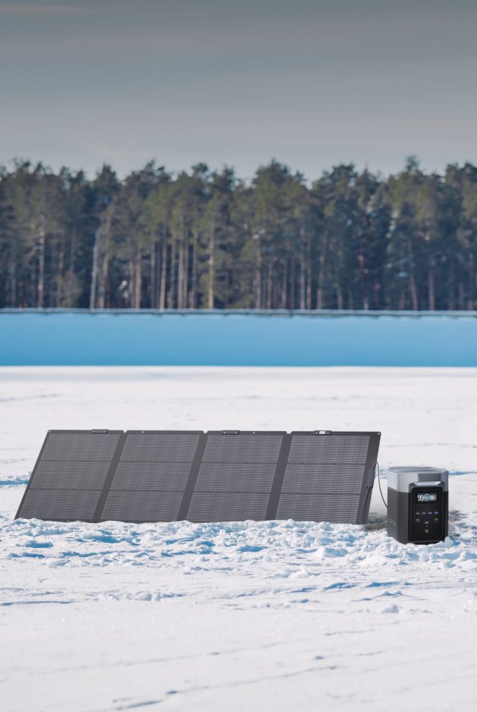 EcoFlow NextGen 220W Bifacial Solar Panel - панель на снігу поруч зі станцією