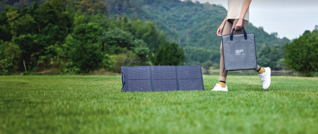 EcoFlow 60W Solar Panel - панель розкладена на траві